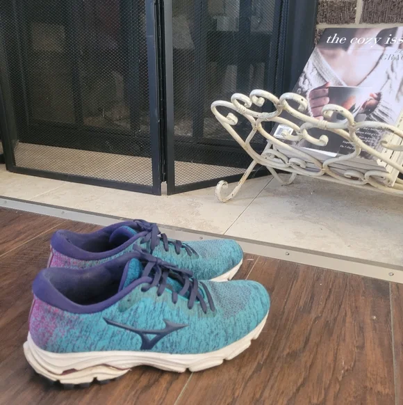 Size 9/Eur40 Women's Mizuno Teal and Fuschia Running Shoes - Picture 2 of 8